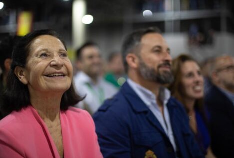 Una fundadora de Vox rompe el carné del partido tras la «traición» de Abascal a Meloni