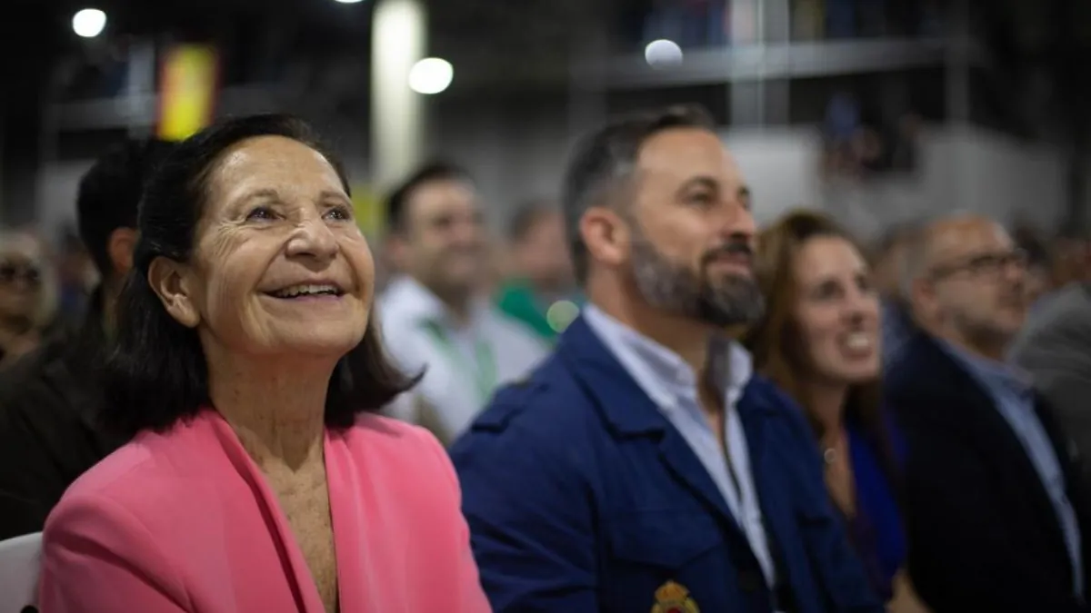 Una fundadora de Vox rompe el carné del partido tras la «traición» de Abascal a Meloni