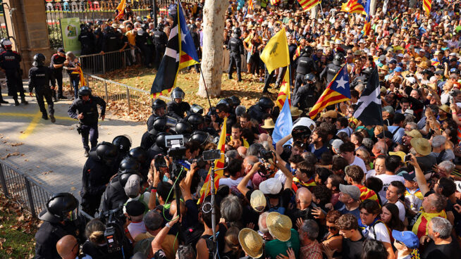 Los Mossos dispersan con gas pimienta a varios manifestantes que intentaban acceder a la Ciutadella