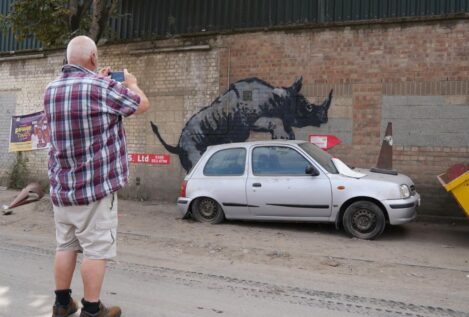 Vandalizan un grafiti de un rinoceronte de Banksy en Londres con pintura blanca