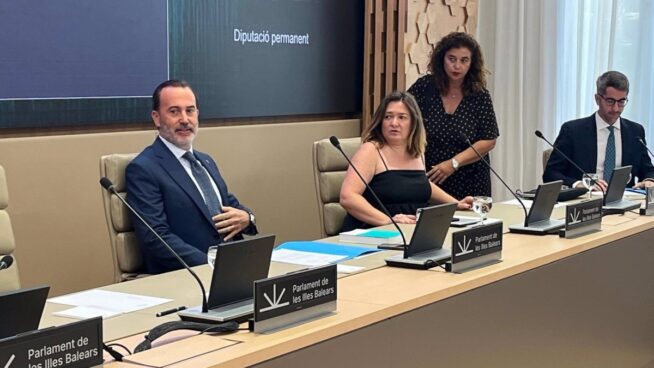 Un juzgado admite el recurso de Vox para no colgar la bandera LGTBI en el Parlament balear