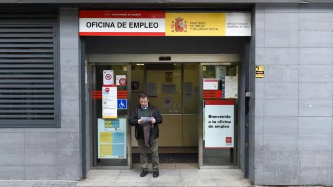 El paro cayó en 10.830 personas en julio, impulsado por el sector servicios