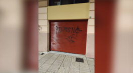 Vandalizan la sede del PSOE en Badajoz con símbolos nazis