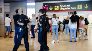 Madrid pide reforzar el aeropuerto de Barajas para evitar la entrada de la viruela del mono