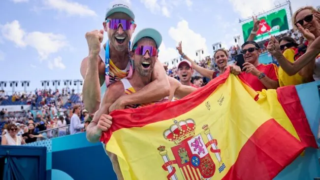 Pablo Herrera y Adrián Gavira consiguen meterse en octavos de voley-playa