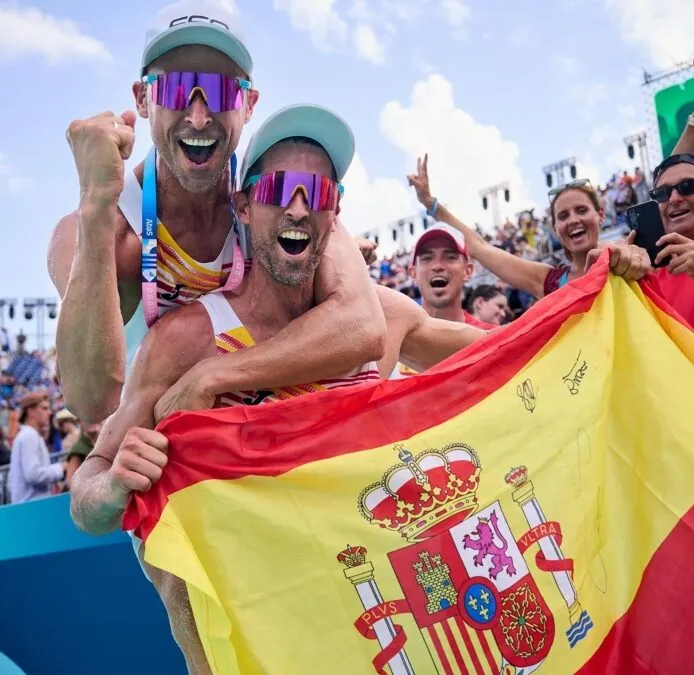 Pablo Herrera y Adrián Gavira consiguen meterse en octavos de voley-playa