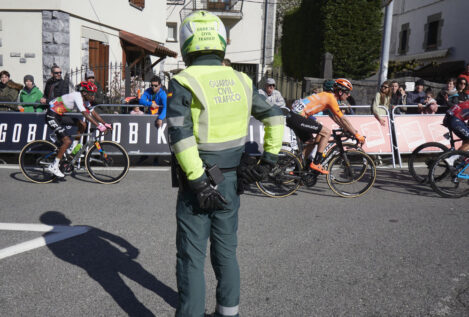 Evacuado un motorista de la Guardia Civil que colisionó con un turismo en plena Vuelta Ciclista