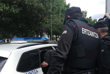 La Ertzaintza ya no arresta a los que amenazan con arma blanca en Álava al ser un «delito leve»