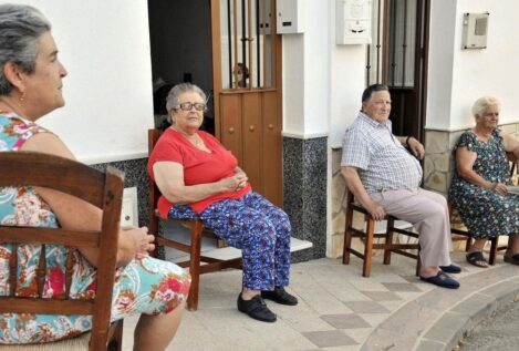 Un municipio de Cádiz pide declarar las charlas al fresco como Patrimonio de la Humanidad