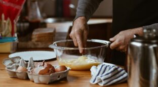 ¿Por qué es mejor batir el huevo con cuchara a hacerlo con tenedor? Un experto lo desvela