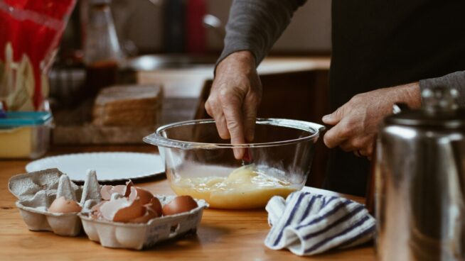 ¿Por qué es mejor batir el huevo con cuchara a hacerlo con tenedor? Un experto lo desvela