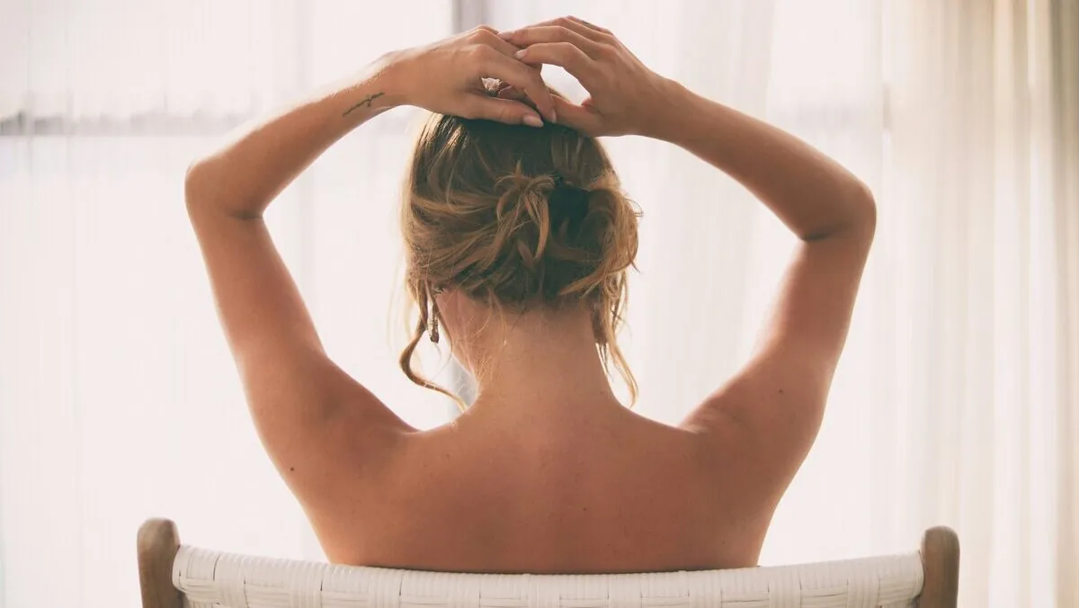 mujer-ejercicios-hombros-espalda