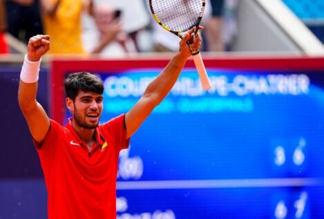 Carlos Alcaraz arrasa en su semifinal en tenis y asegura para España otra medalla