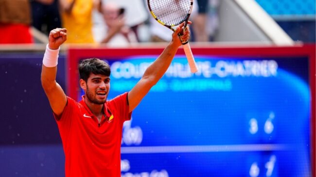 Carlos Alcaraz arrasa en su semifinal en tenis y asegura para España otra medalla