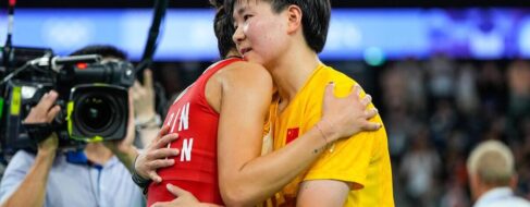 Carolina Marín, emocionada por el gesto de su rival china: «Siempre le estaré agradecida»