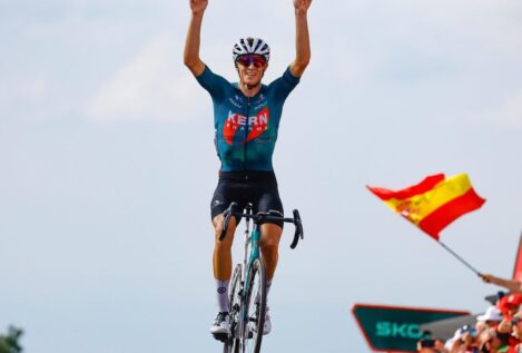 Pablo Castrillo firma el primer triunfo español en La Vuelta y homenajea a Manolo Azcona