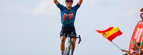 Pablo Castrillo firma el primer triunfo español en La Vuelta y homenajea a Manolo Azcona