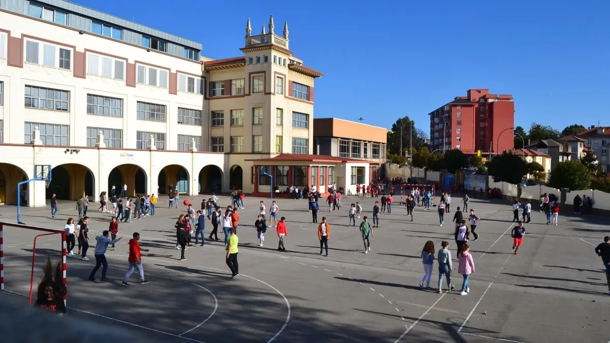 Educación suspenderá al profesor de Orense condenado a 13 años por violar a una menor