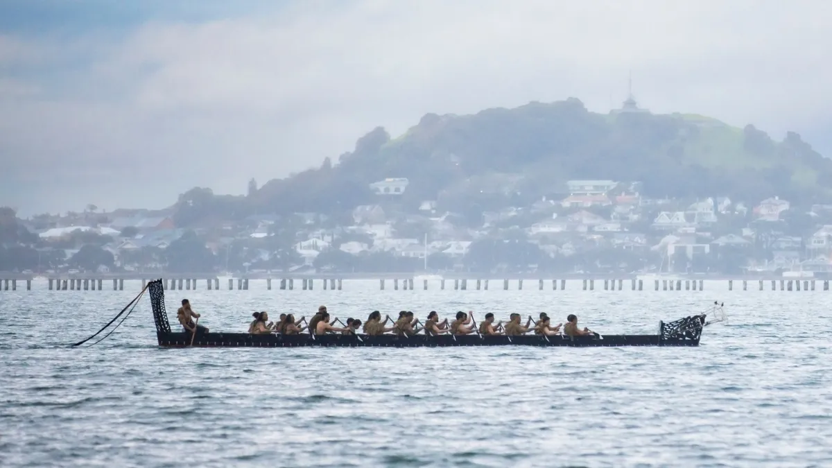 Una ‘waka’ de la comunidad maorí escoltará al equipo Emirates Team New Zealand en vela