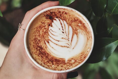 Las consecuencias de tomar café nada más despertarte, ¿cuándo es la hora perfecta?