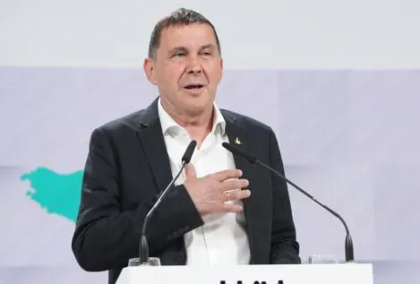 Otegi cree que corresponde a Puigdemont explicar los motivos de su ausencia en el pleno