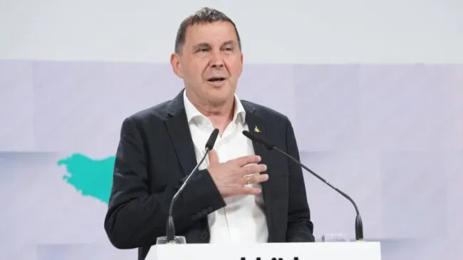 Otegi cree que corresponde a Puigdemont explicar los motivos de su ausencia en el pleno