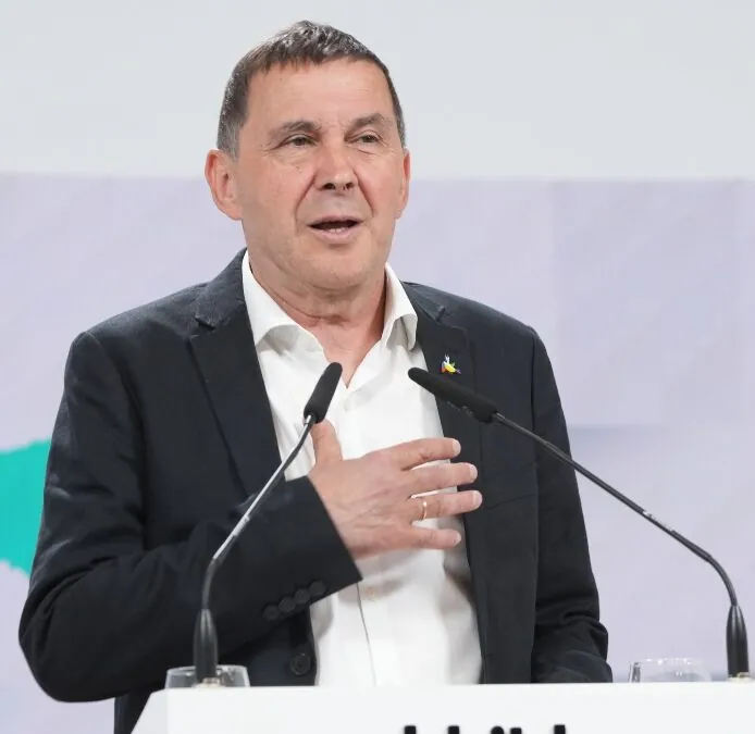 Otegi cree que corresponde a Puigdemont explicar los motivos de su ausencia en el pleno