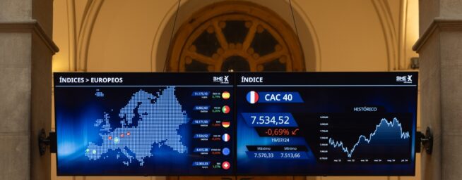 El Ibex pierde un 2,3%, hasta mínimos de marzo, ante el miedo a una recesión en Estados Unidos