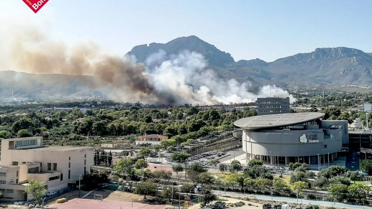 Un incendio forestal en Benidorm obliga a cortar la luz y el tráfico en la AP-7