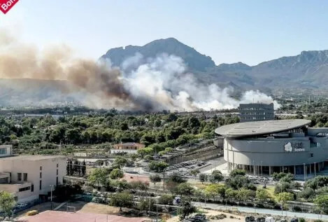 Un incendio forestal en Benidorm obliga a cortar la luz y el tráfico en la AP-7