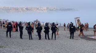 Desalojada la playa del Tarajal en Ceuta por la llegada en tromba de inmigrantes