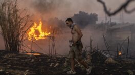 El incendio que afecta a la zona de Atenas se cobra su primera víctima mortal