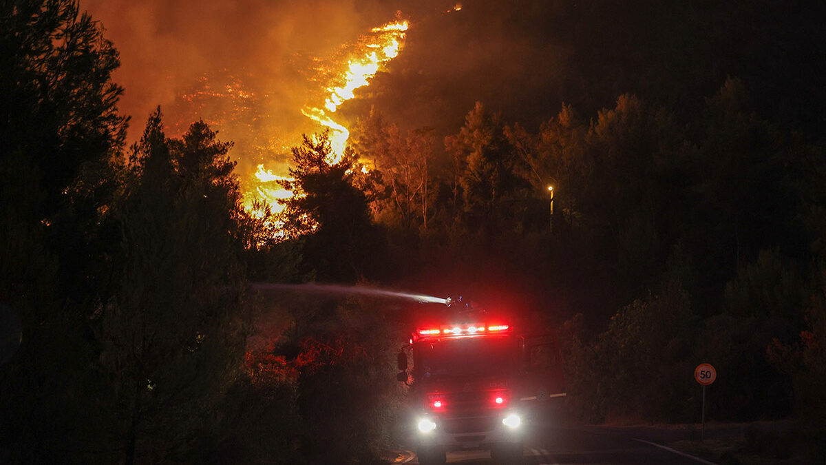 Un muerto y miles de evacuados en el incendio descontrolado que amenaza a Atenas