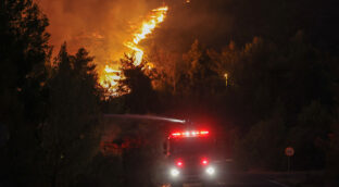 Un muerto y miles de evacuados en el incendio descontrolado que amenaza a Atenas