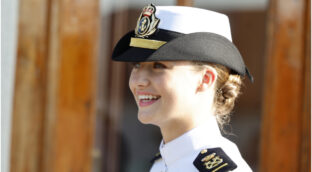 Leonor arranca su etapa en Marín sin los Reyes y vestida de guardiamarina por primera vez