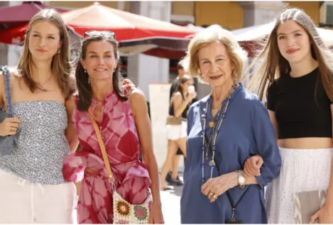 El look de Letizia más moderno en una tarde en Palma: estilo boho y bolso 'crochet' de flores