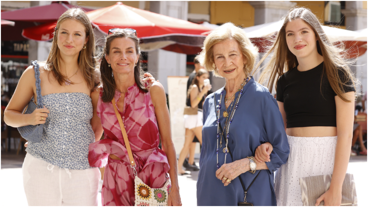 El look de Letizia más moderno en una tarde en Palma: estilo boho y bolso ‘crochet’ de flores