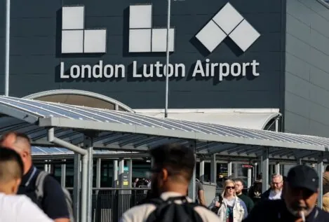 Reino Unido embarga a Aena en el aeropuerto de Luton por los impagos a las renovables