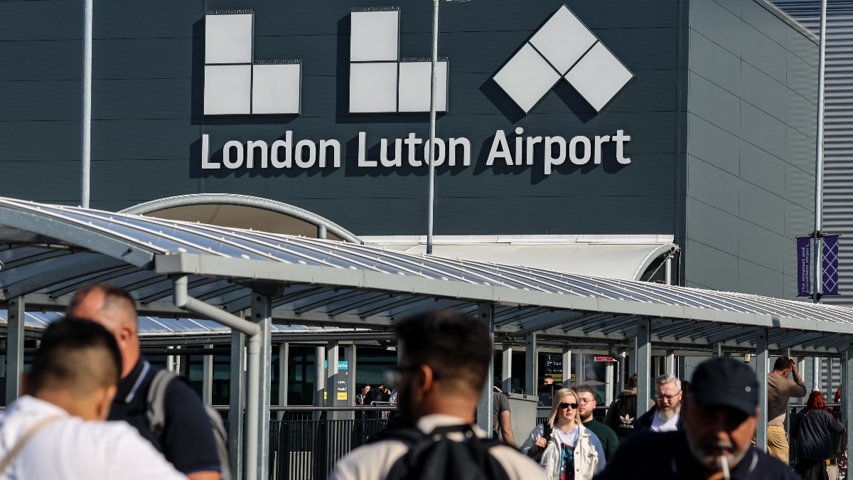 Reino Unido embarga a Aena en el aeropuerto de Luton por los impagos a las renovables