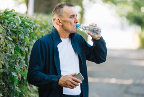 Esta es la mejor forma de comprobar si bebes suficiente agua, según un médico