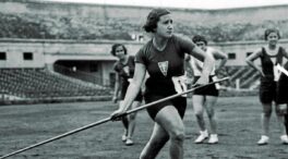 Ana María Martínez Sagi, poetisa, campeona de jabalina y fotorreportera de guerra