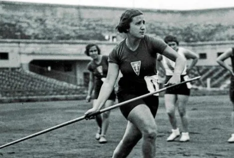 Ana María Martínez Sagi, poetisa, campeona de jabalina y fotorreportera de guerra