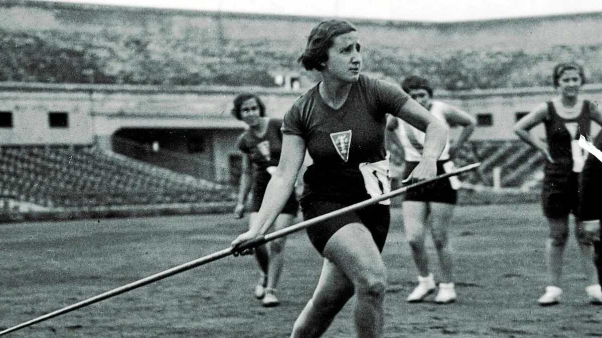 Ana María Martínez Sagi, poetisa, campeona de jabalina y fotorreportera de guerra