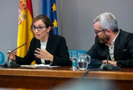 Mónica García replica al malestar del sector con una norma incompleta de acceso a fármacos