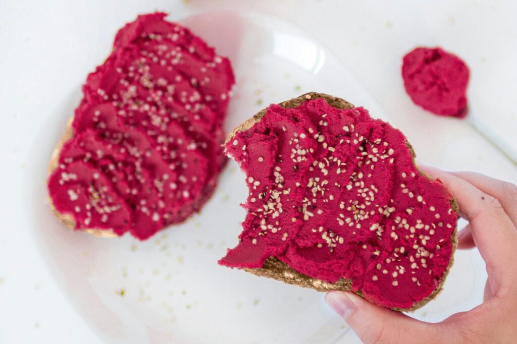 Tostas con hummus de remolacha. Oat Canada Unsplash