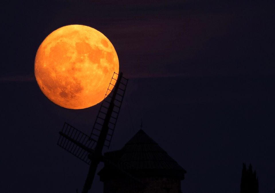 Las mejores imágenes de la luna de esturión a su paso por España