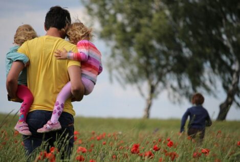 Una juez oculta cinco meses un informe del fiscal e impide que tres niños vean a su padre