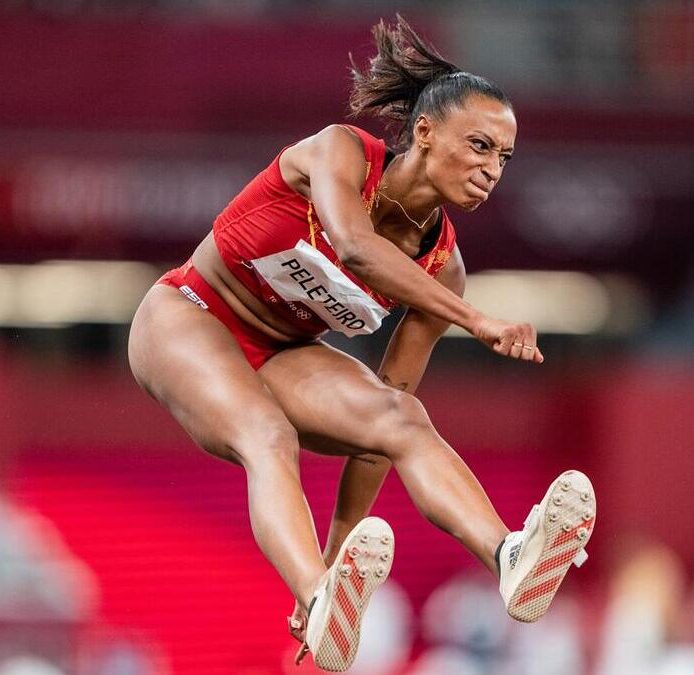 Ana Peleteiro se clasifica sin problemas y por la vía rápida a la final de triple salto en París