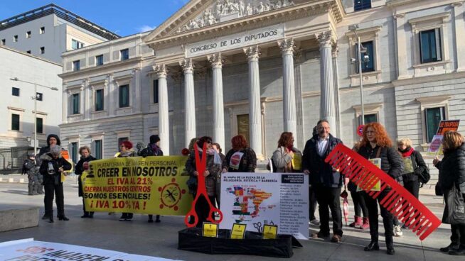 Las peluquerías alertan de que la reducción de la jornada laboral les llevará a la «esclavitud»