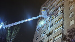 Rescatadas dos mujeres con quemaduras por una explosión en una vivienda en Madrid